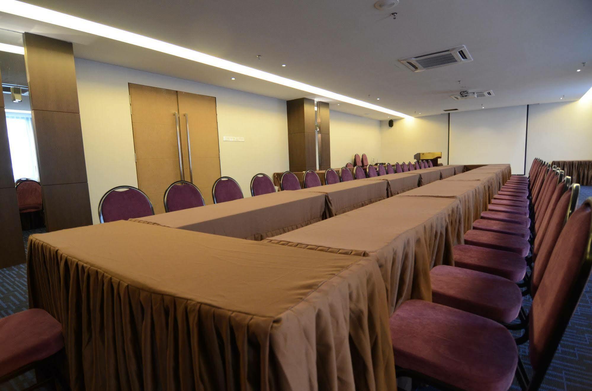 The Leverage Business Hotel Johor Bahru Bagian luar foto