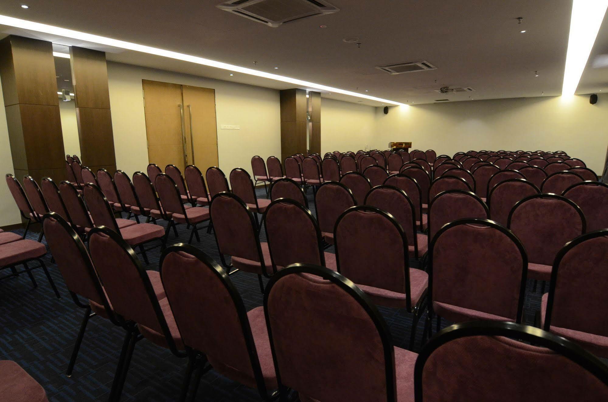 The Leverage Business Hotel Johor Bahru Bagian luar foto